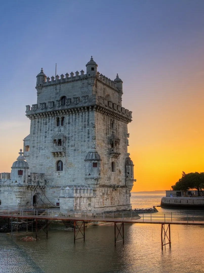 Belem toren met zonsondergang Lissabon Portugal staand
