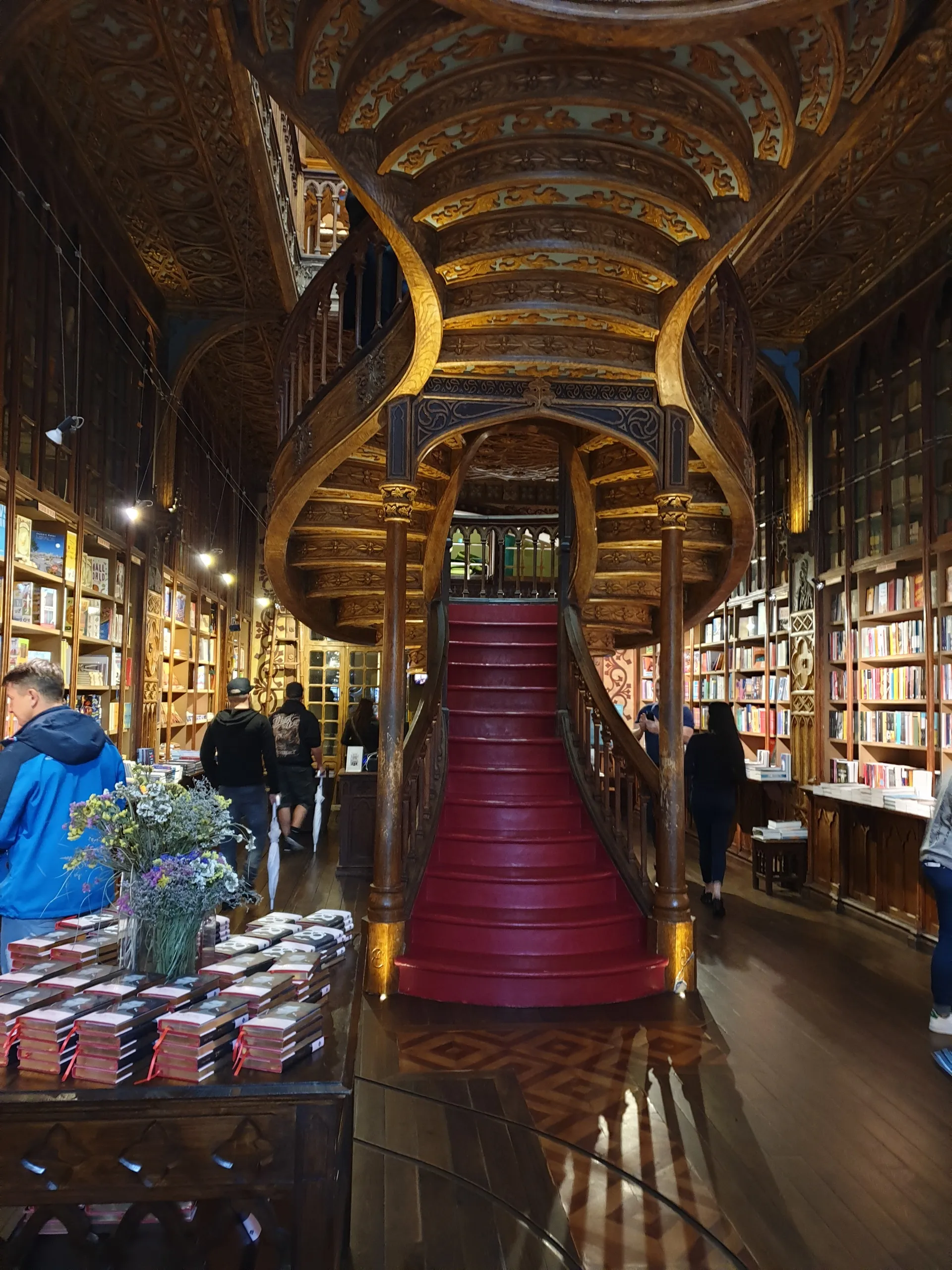 De prachtige boekenwinkel Lello e Irmão in Porto, Portugal