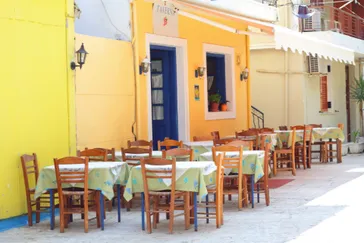 Kleurrijk geel terras-Lefkada stad Lefkas Griekenland