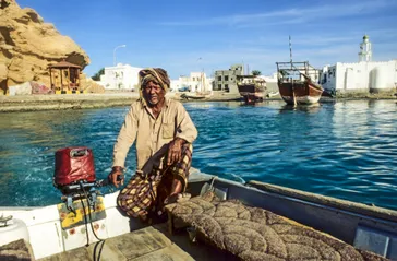 Bootje met local man, Sur, Oman