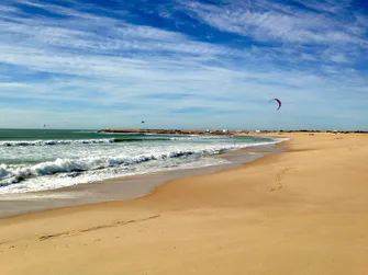Strand Dakhla met in de verte kitesurfers, Marokko