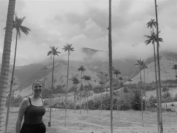 Reisspecialist Silvia van de Reep tussen de palmbomen