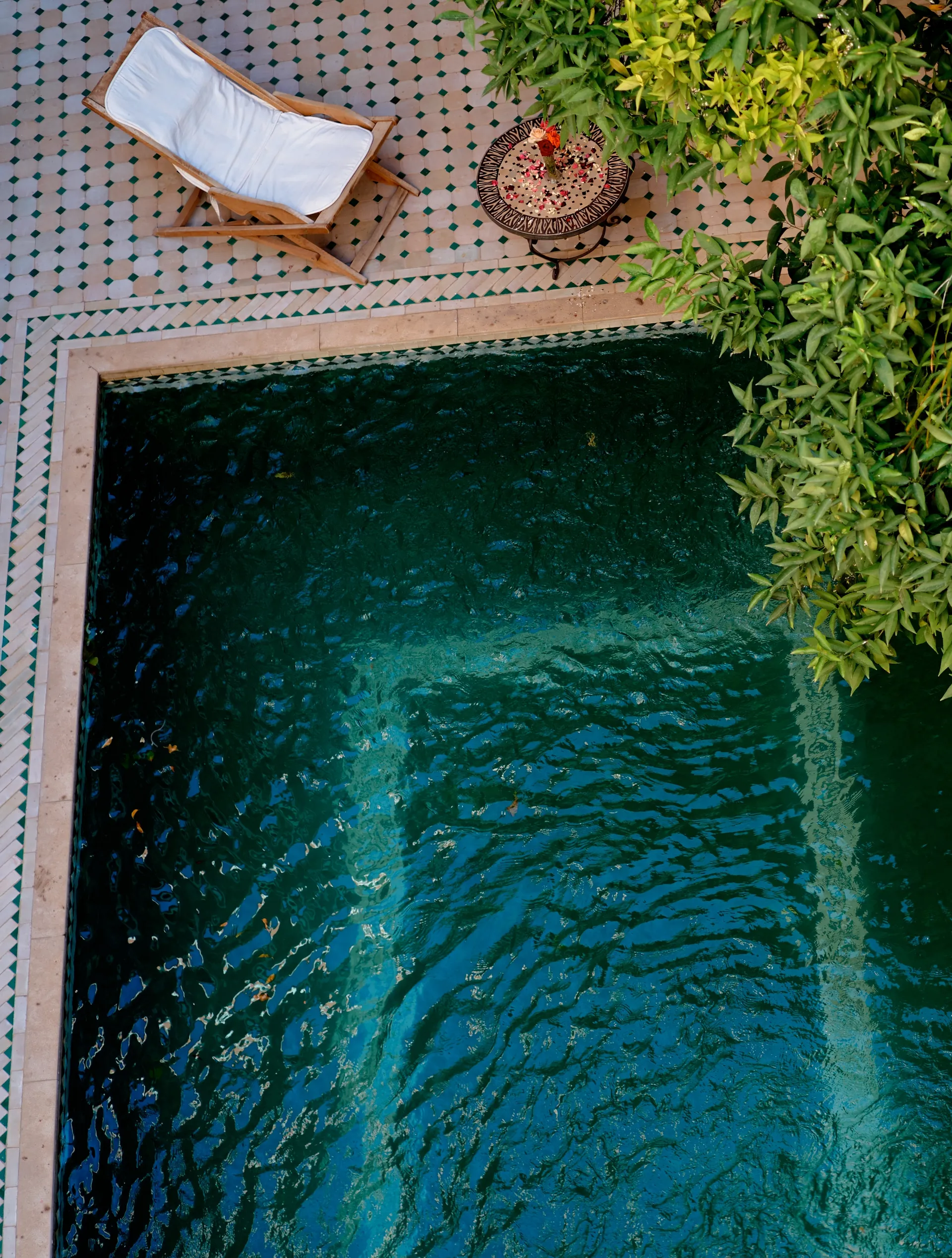 Ontspannen in het feestelijke Marokkaanse traditionele riad interieur met zwembad. teaser