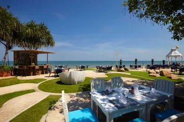 AndOlives-Thailand-HuaHin-Worabura-Resort-strand