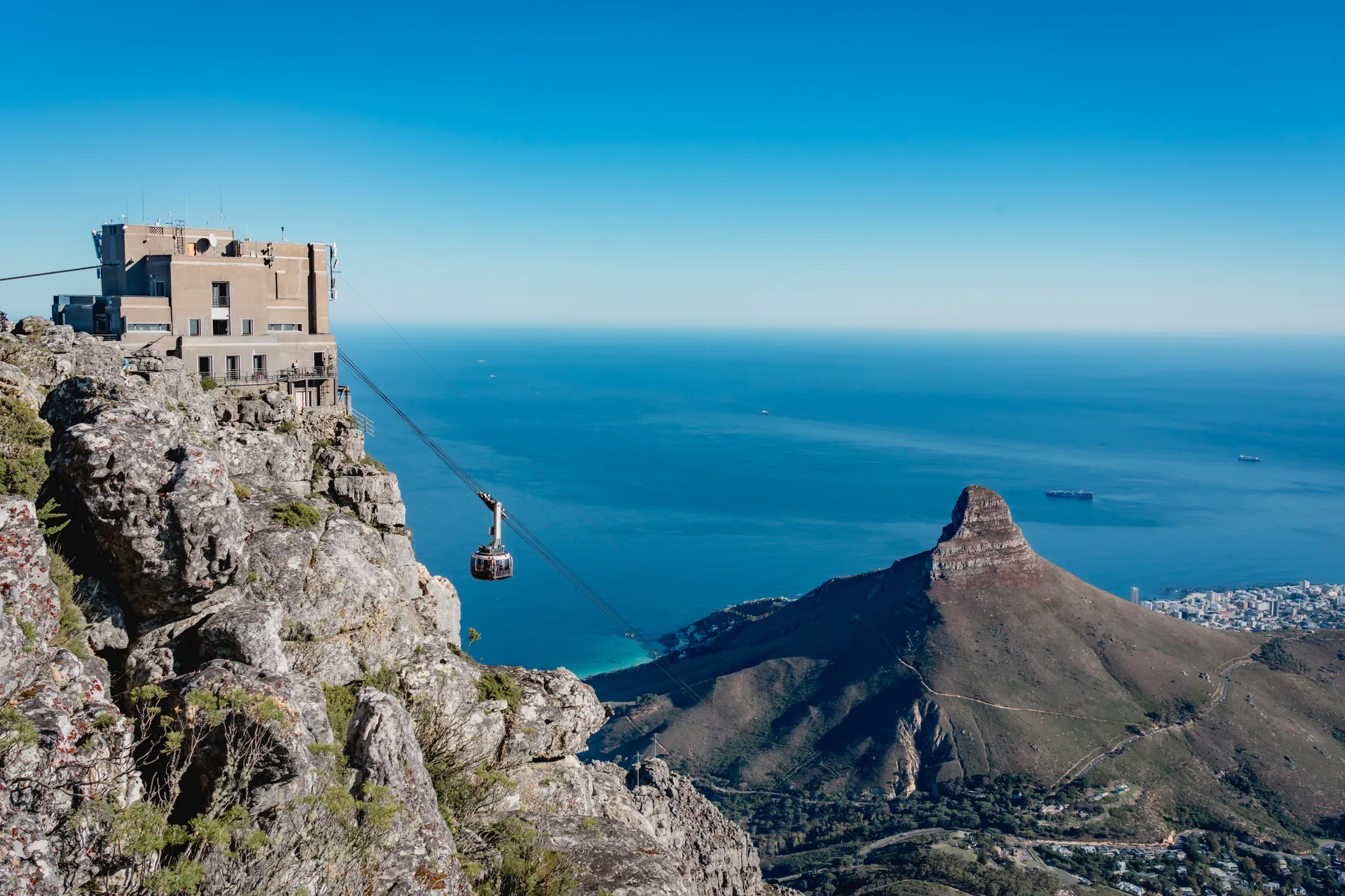 &Olives Zuid Afrika Kaapstad Table mountain cable car with a view towards the top cable way station