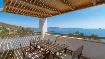 Balkon van kamer van appartementen Allotina Houses, Sapsila Bay, Patmos, Griekenland