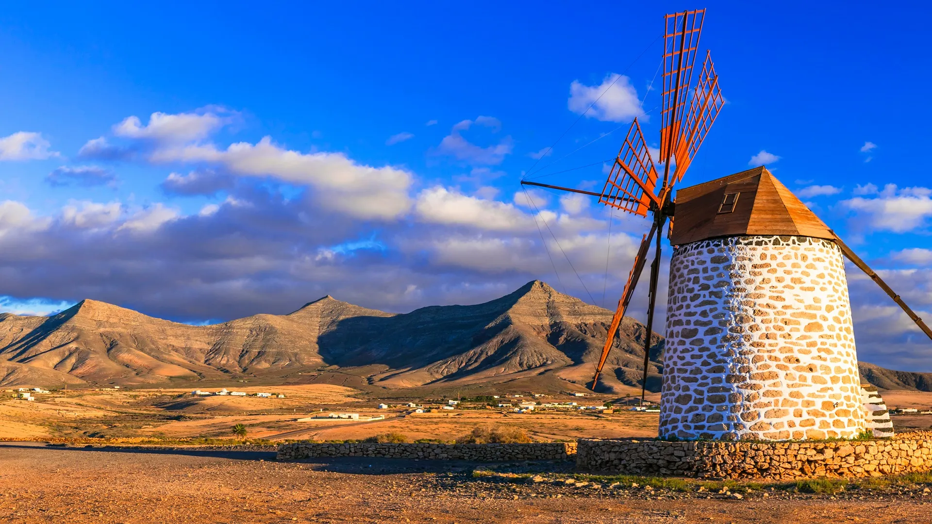 Een windmolen op Fuerteventura met de zonsondergang, Canarische Eilanden