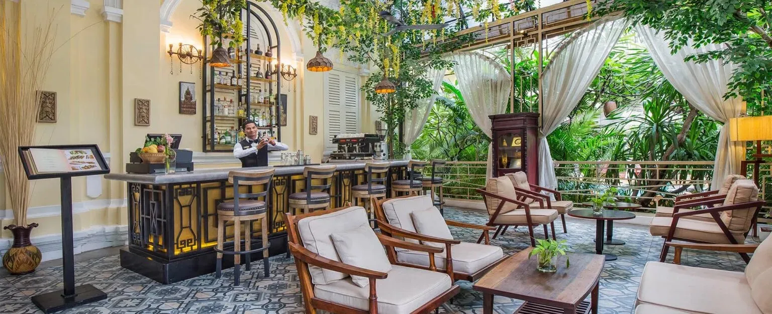 AndOlives-Cambodja-Phnom-Penh-PalaceGate-Bar