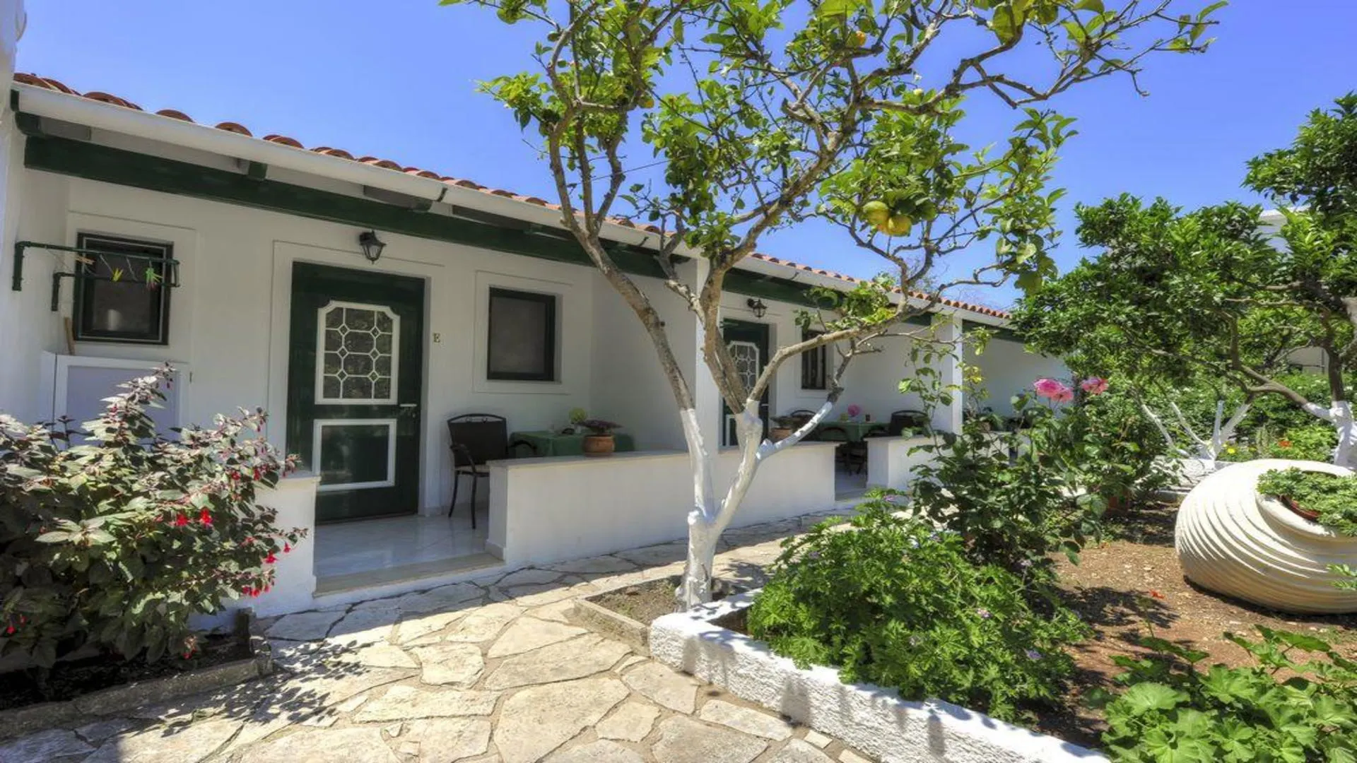 Terras bij kamer van Yorgos studio's, Lakka, Paxos, Griekenland