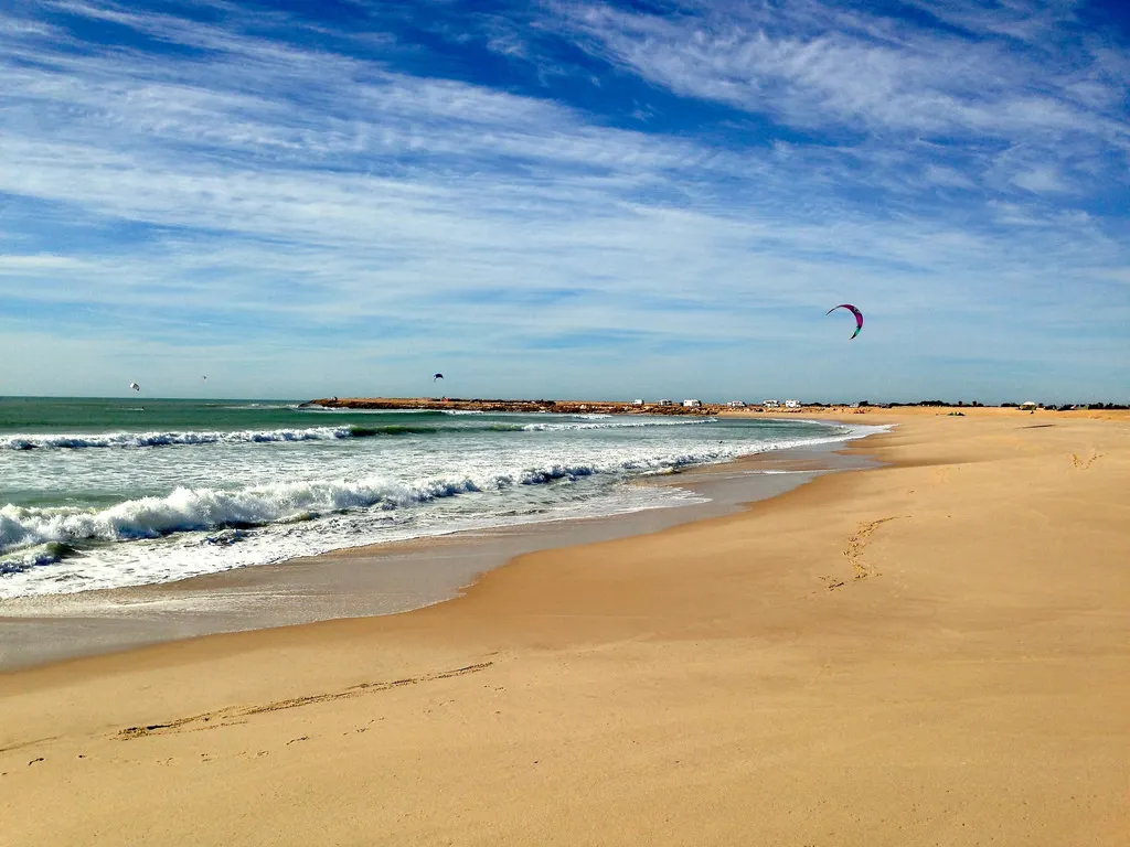 Strand Dakhla met in de verte kitesurfers, Marokko