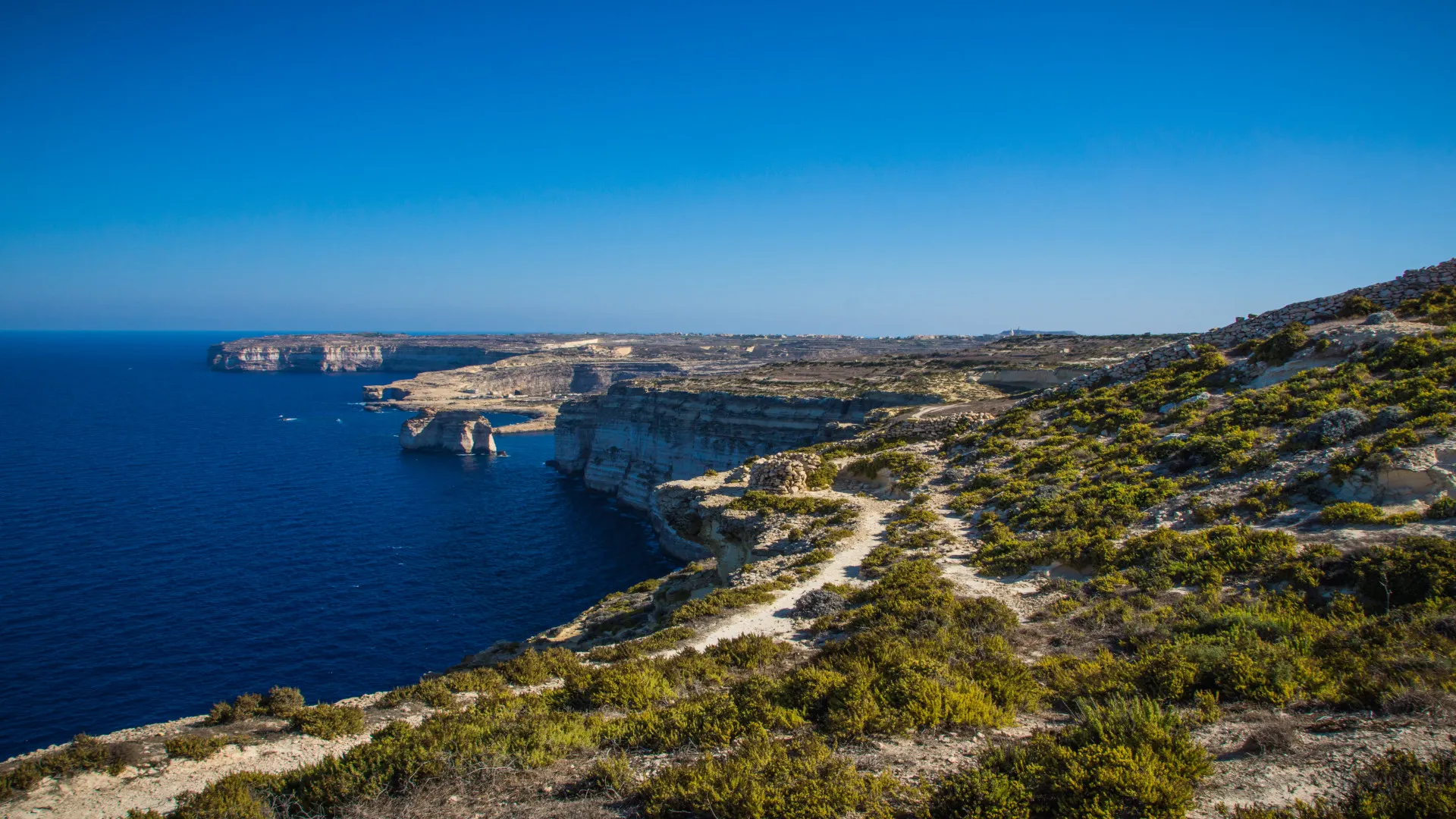 De prachtige groene en blauwe kleuren van Gozo