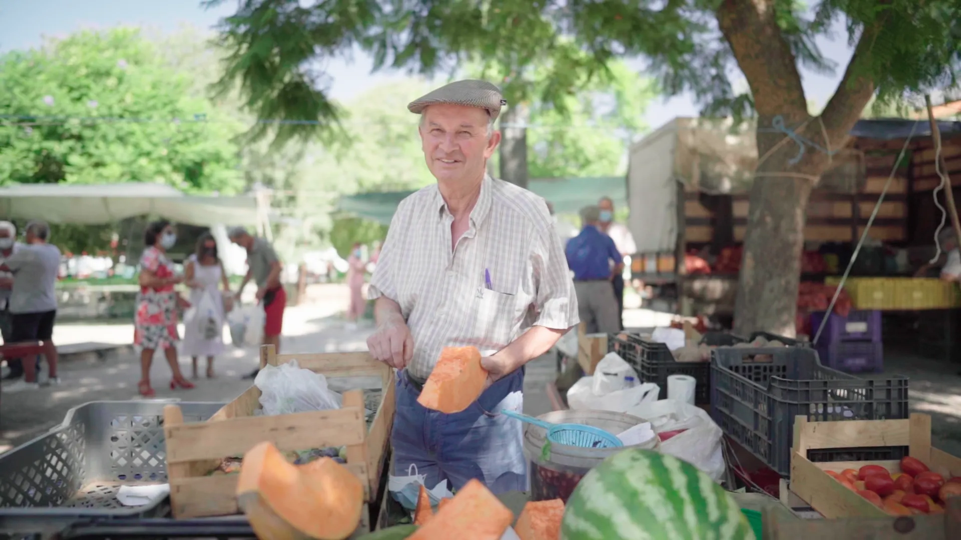 Man op markt Portugal met groente en fruit