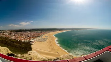 Uitzicht van bovenaf op strand Nazare, Portugal 