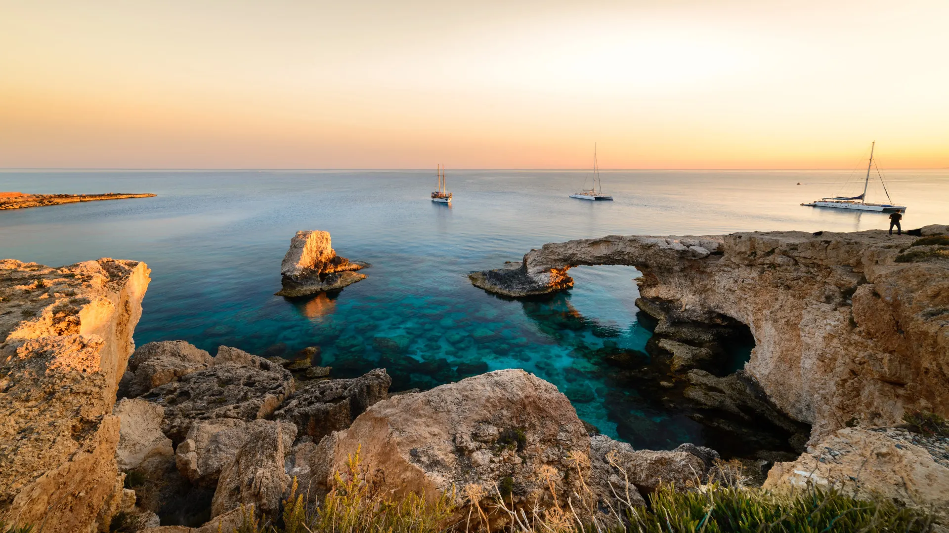 Prachtige zonsondergang aan de kust van Ayia Napa op Cyprus
