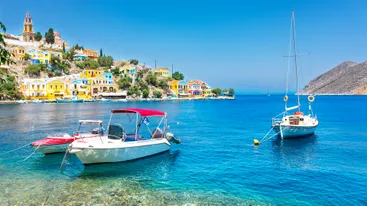 De prachtige gekleurde haven van Symi, Griekenland