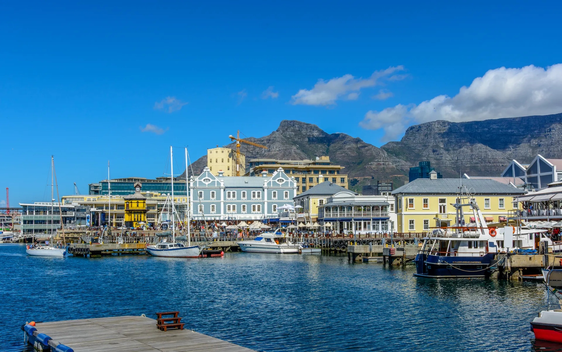 &Olives Zuid Afrika Kaapstad Bright color city and landscape panoramic view of the Table Mountain