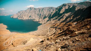 Khor Najd, Uitzicht Fjord en slingerweg in Musandam, Oman