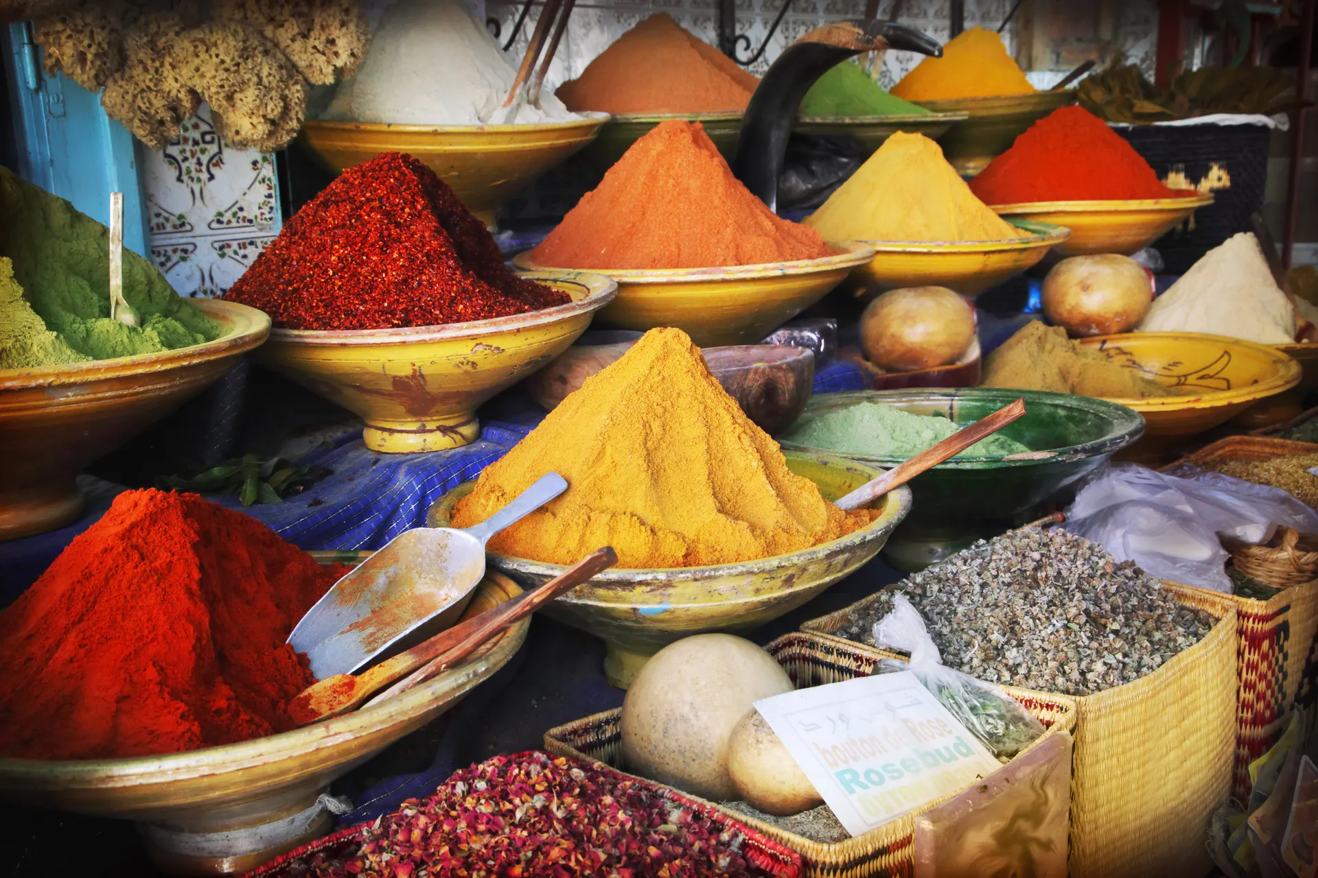 Marokko kleurrijke kruiden op markt - couleur locale &Olives 