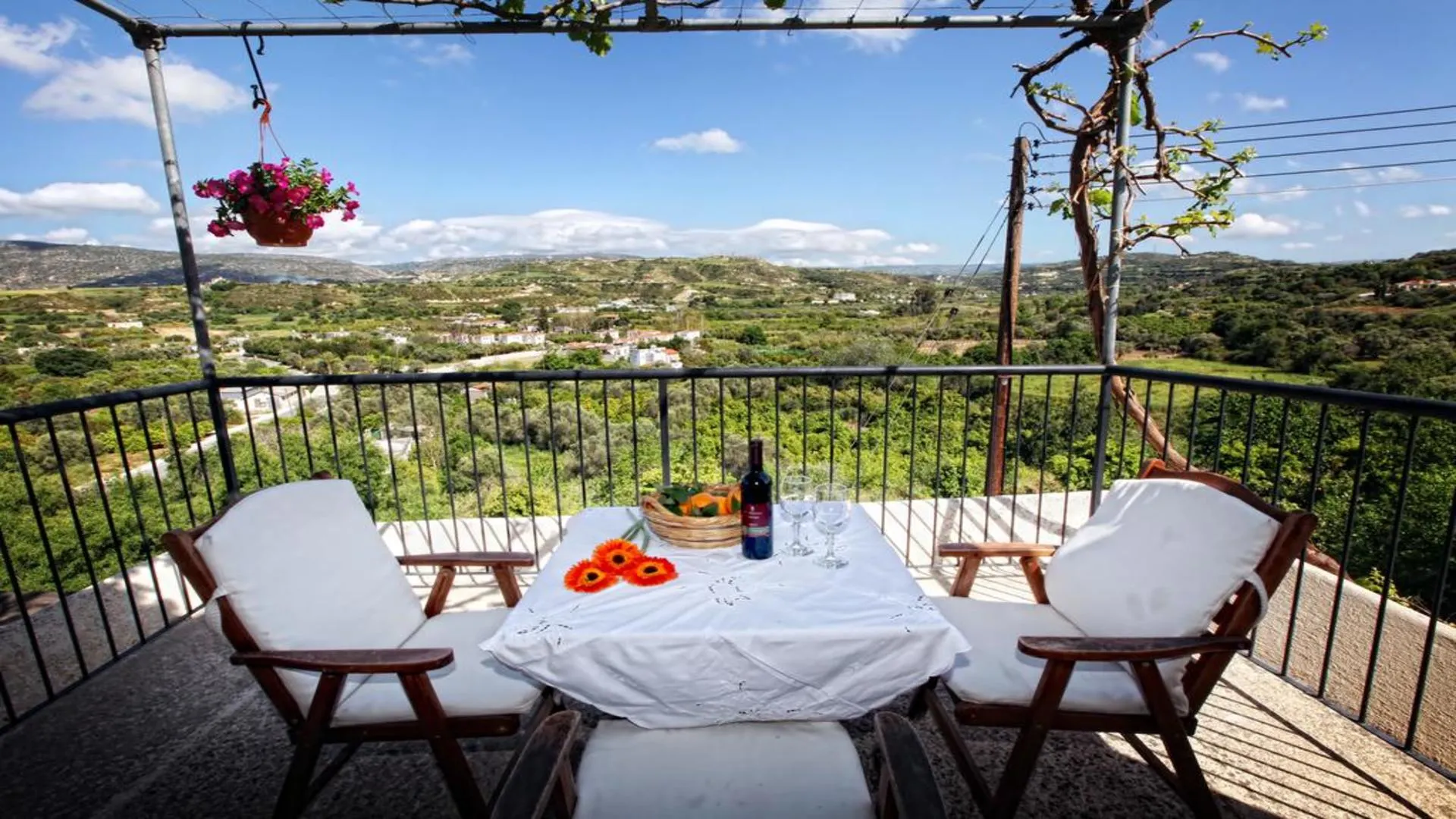 Terars Leonidas met uitzicht op de omgeving, Goudi, Akamas, Cyprus