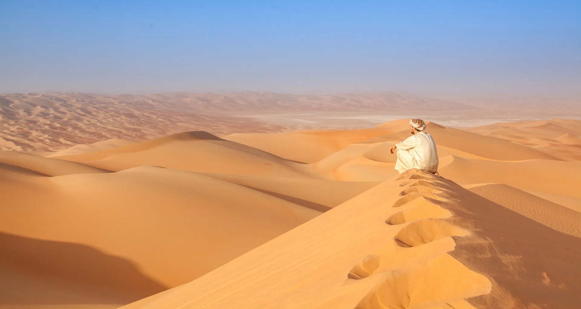 Man op duin in Oman