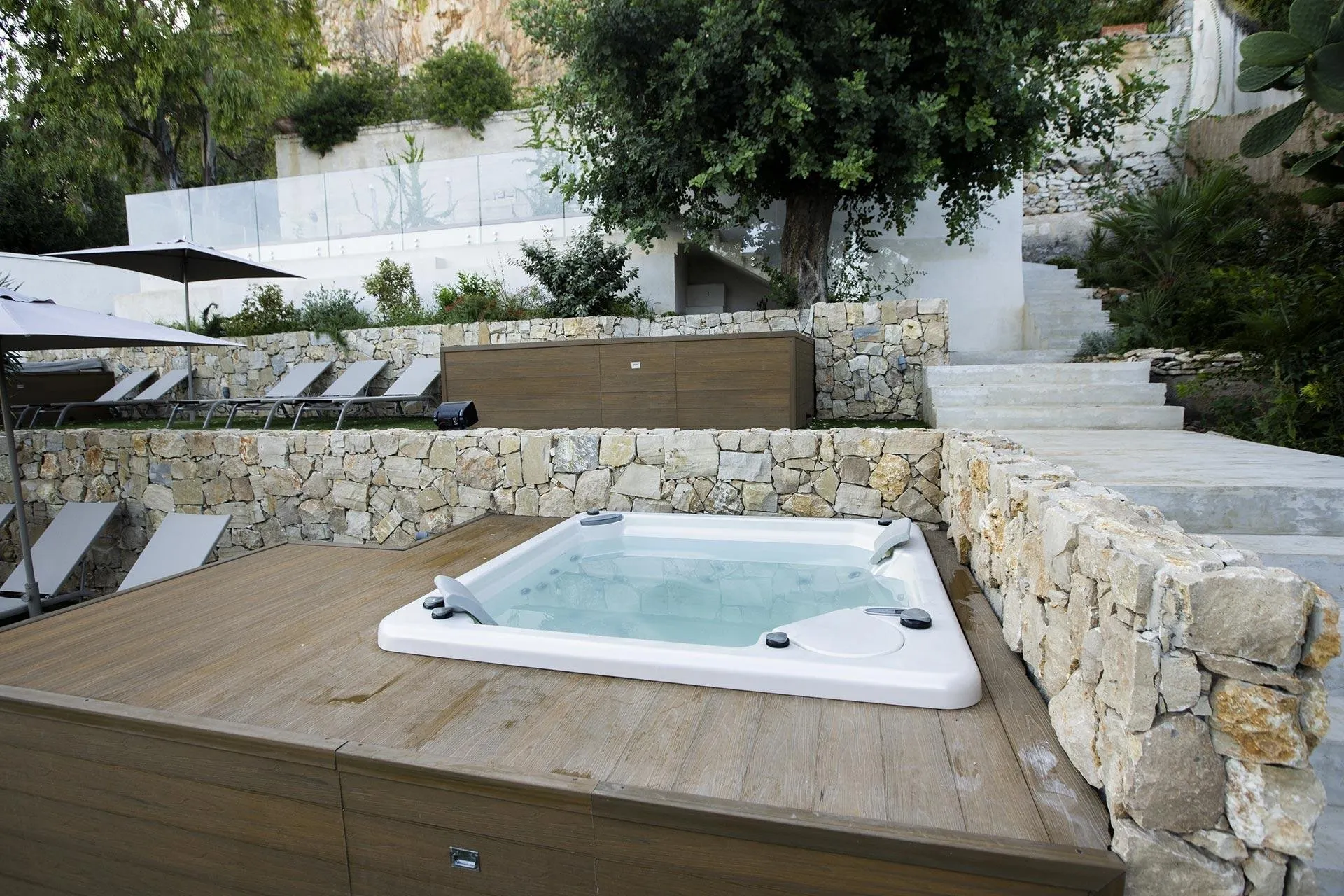 Mondello Glam - Jacuzzi.jpg